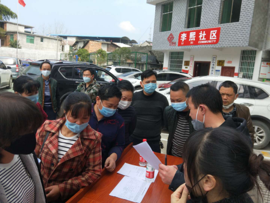 绥宁李熙桥镇：家门口举办招聘会，积极为复产复工输送“血液”(图1)