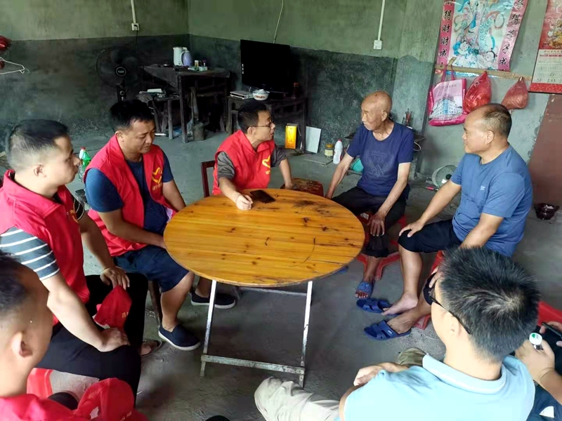 绥宁县林业局志愿服务队慰问复员军人(图1)