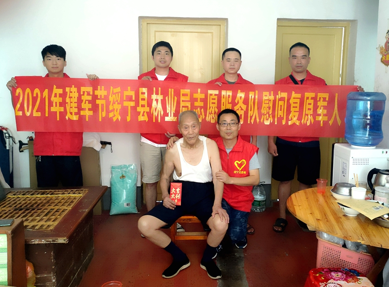 绥宁县林业局志愿服务队慰问复员军人(图2)
