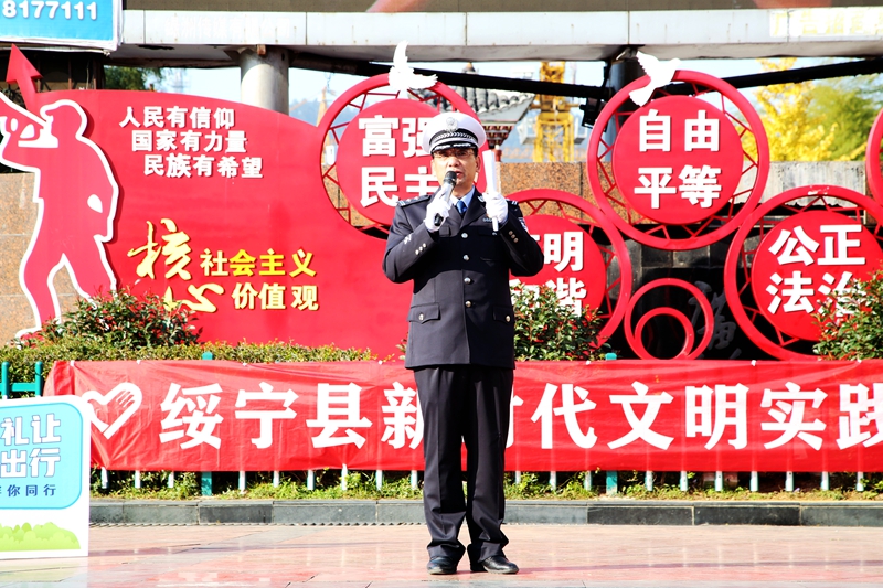 县林业局志愿服务队积极参加“守法规知礼让、安全文明出行”宣传教育活动(图2)