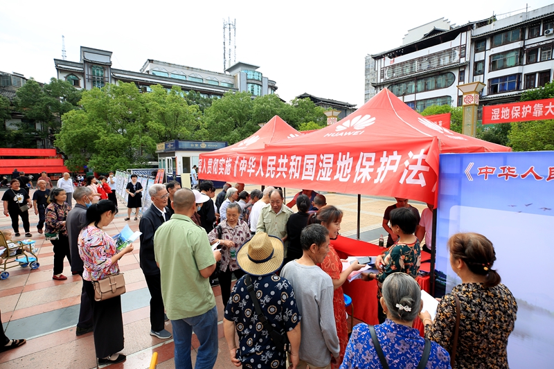 绥宁县林业局参加《湿地保护法》大型宣传活动(图2)