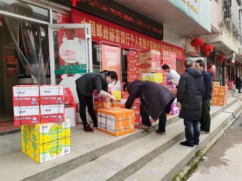 绥宁麻塘爱心人士捐赠200件方便面支援湖北黄冈(图1)