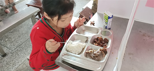 绥宁县：乡村学校的“营养餐” 让孩子们“吃出”满满的幸福(图2)