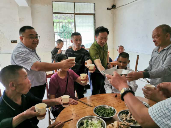 绥宁端午节：爱心如潮水涌向敬老院(图3)