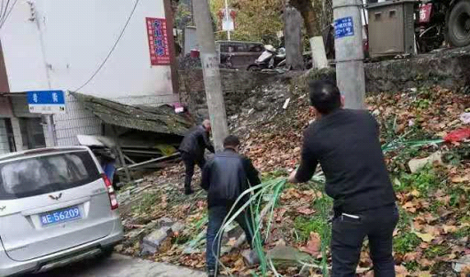 绥宁县民政局机关党支部组织志愿者义务打扫卫生活动(图2)