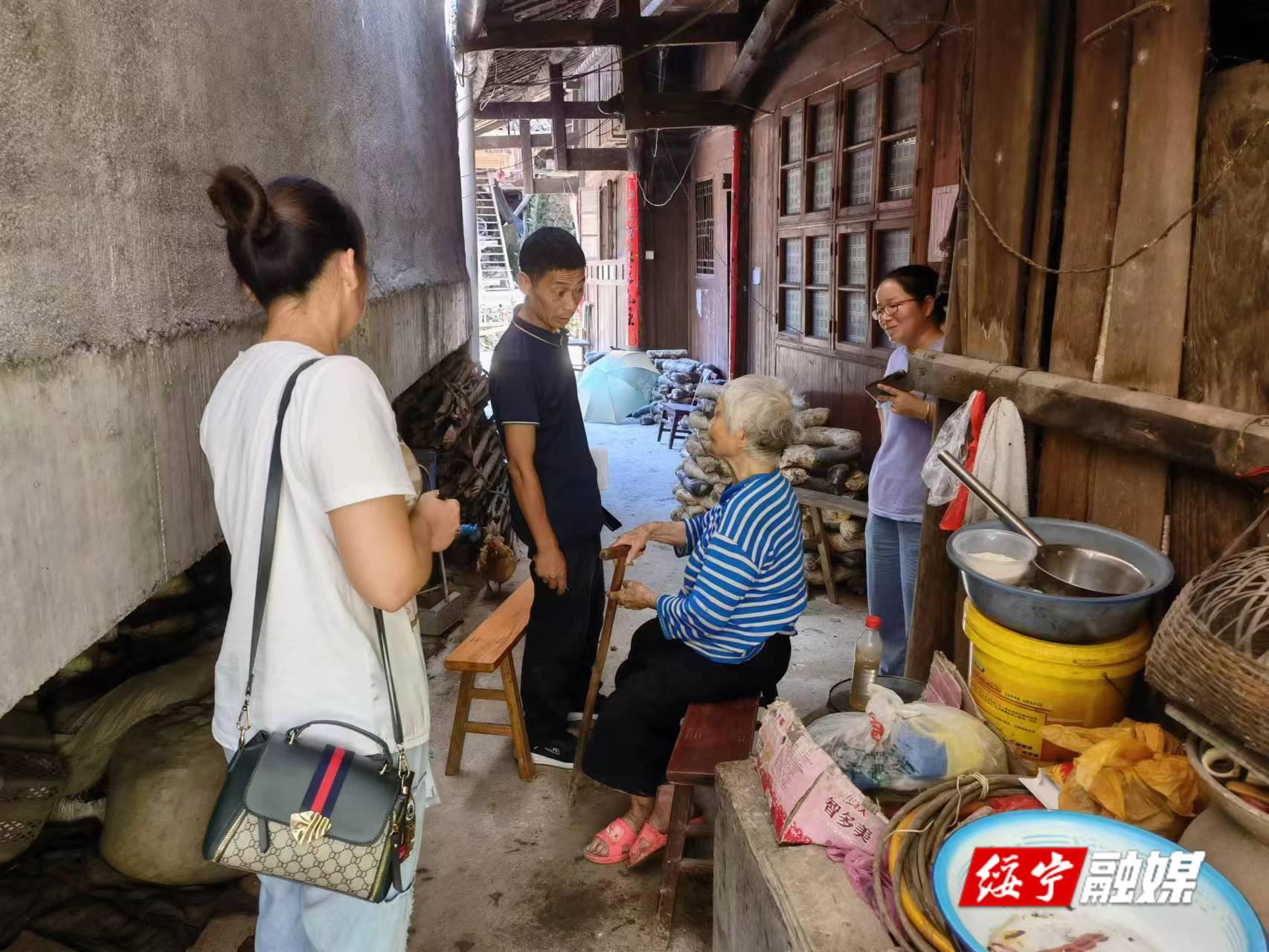 绥宁县民政局：居家“微”改造 老人“大”舒心(图2)