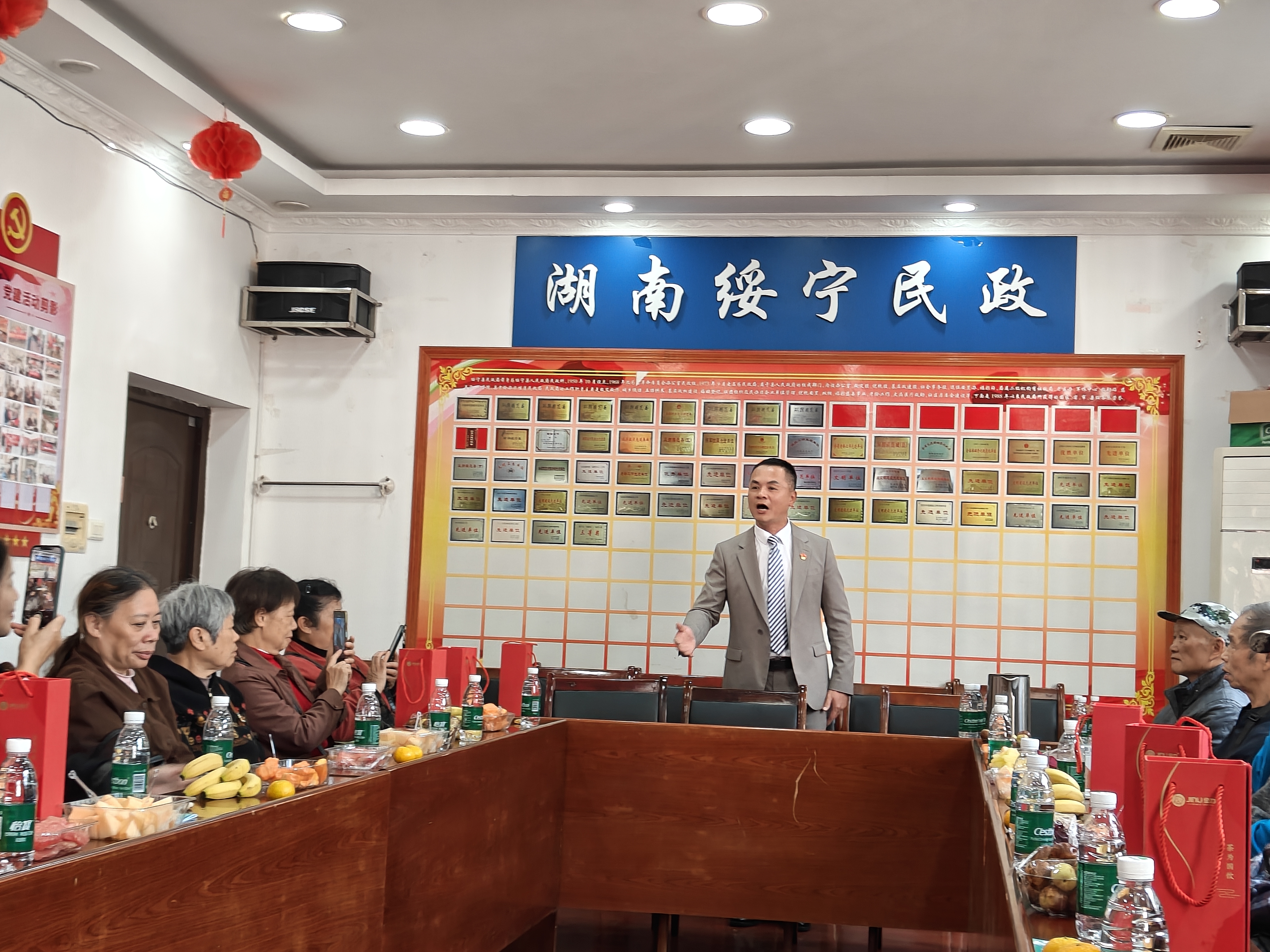 情暖重阳话发展 薪火相传守初心——绥宁县民政局召开2025年退休老干部座谈会(图3)