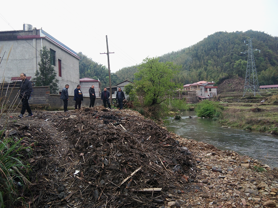 绥宁县水政执法队制止一起涉河涉水违法行为(图2)