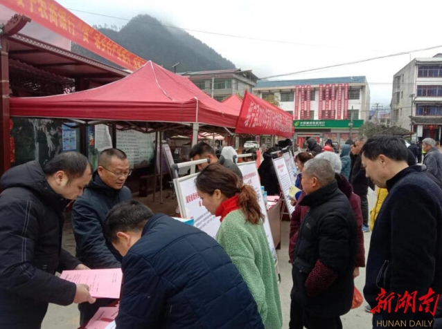 绥宁县人社局：巧借“招聘会”春风，掀起社保宣传热潮(图2)