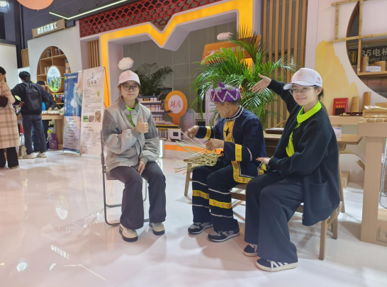 绥宁:“绿色匠心”闪耀全国 劳务品牌绽放南宁盛会(图2)