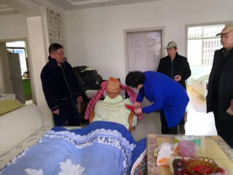唐艳率市场监管商务农机三部门走访慰问县肉食品公司困难职工(图1)