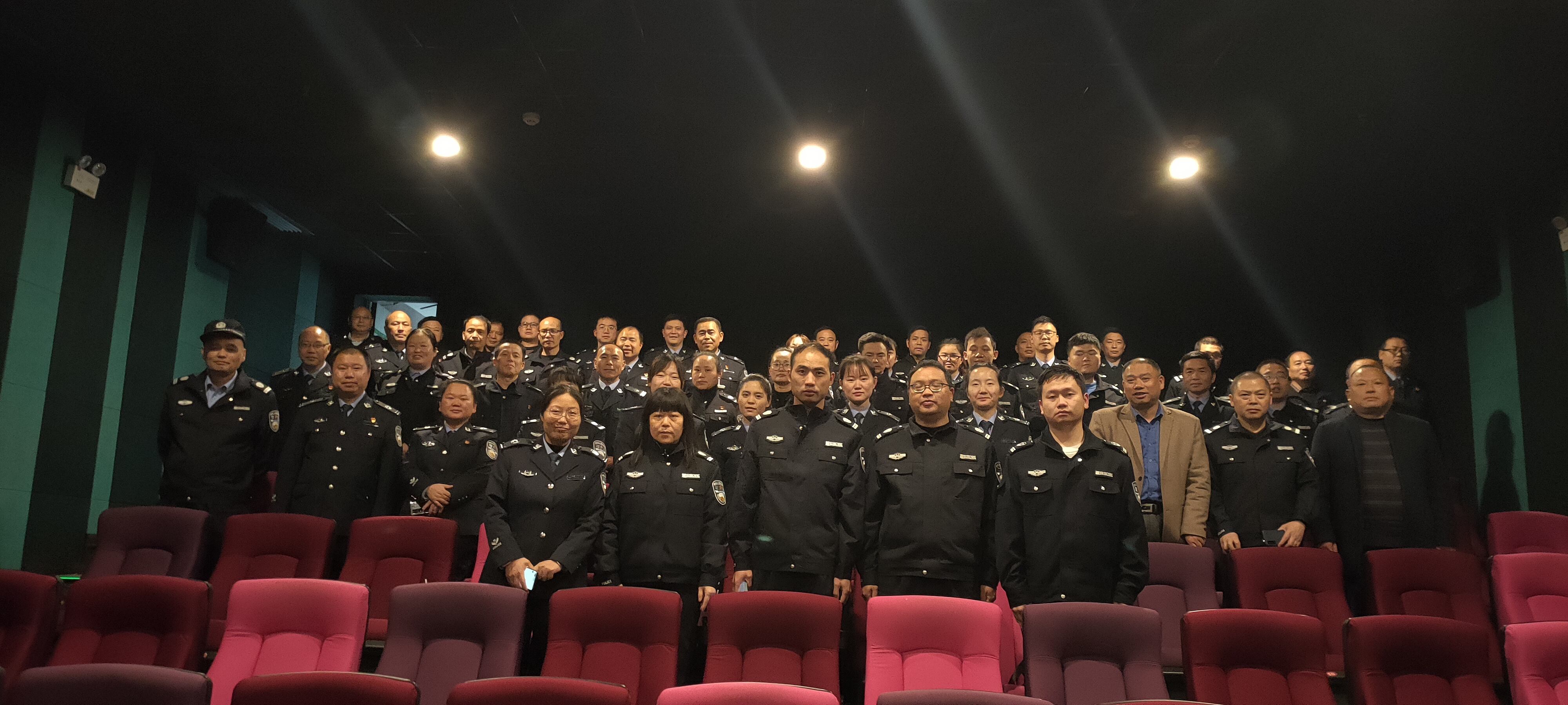 弘扬英模精神 不忘初心使命 ------绥宁县司法局组织观看《平安中国之守护者》(图1)