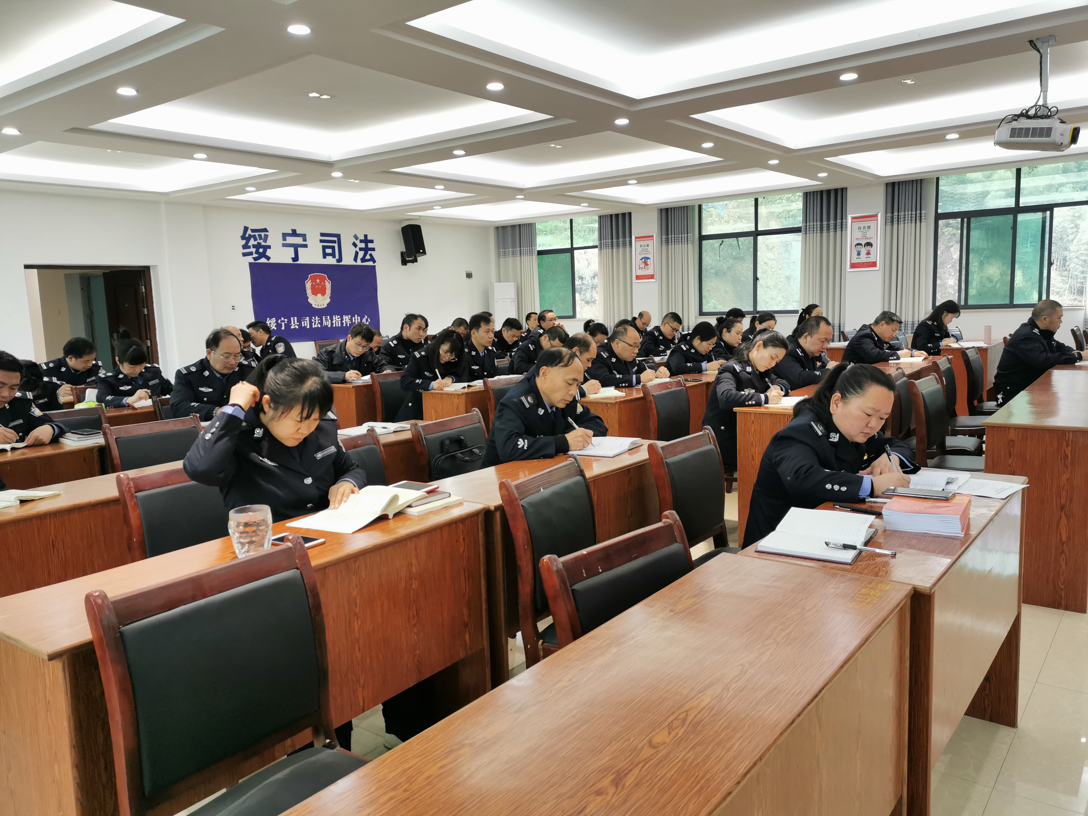 绥宁县司法行政队伍教育整顿查纠整改动员会议召开(图1)