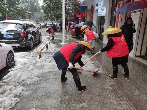 清扫积雪，绥宁县审计局志愿服务队在行动(图1)