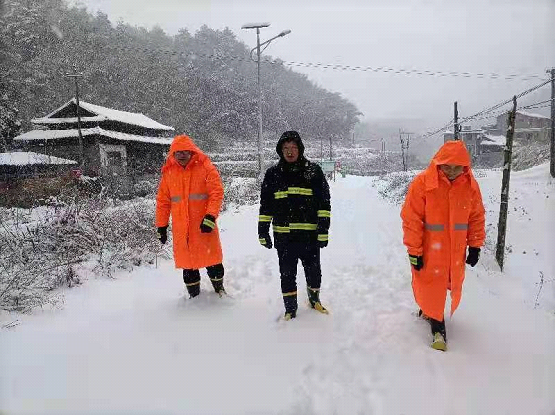 绥宁县水口乡：冰雪天气走访困难群众(图1)