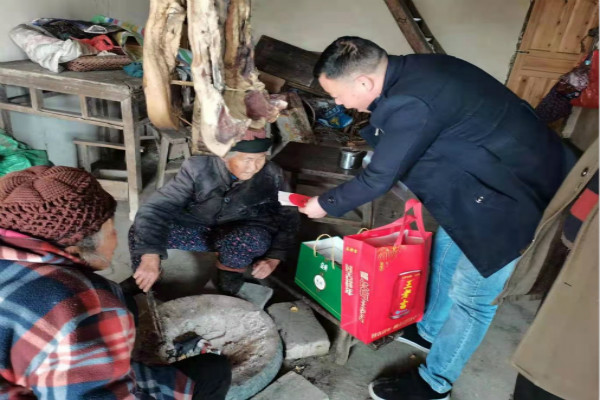 唐家坊镇：慰问高龄老人 送去关怀温暖(图1)