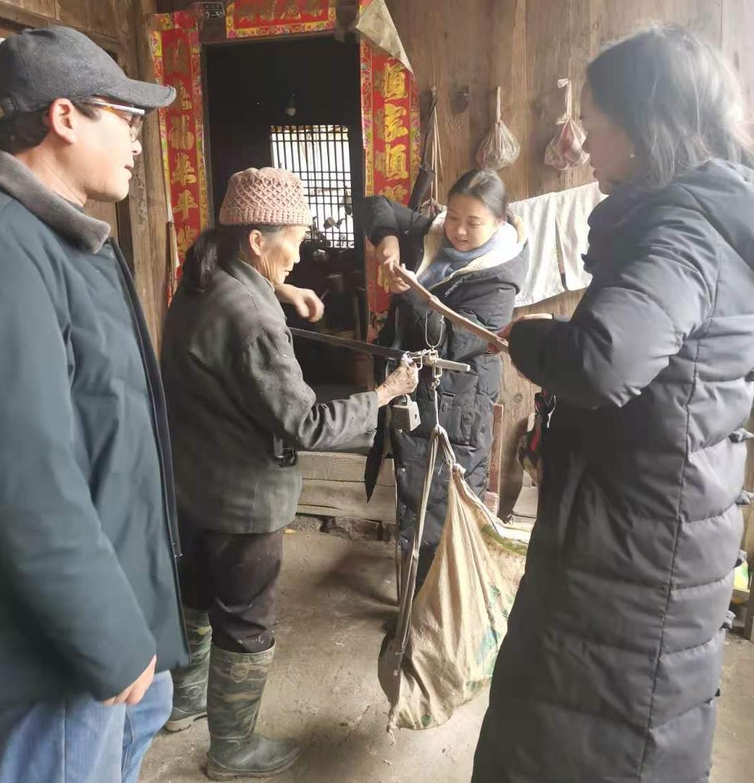 县统计局干部倾心走访结对帮扶贫困户(图2)