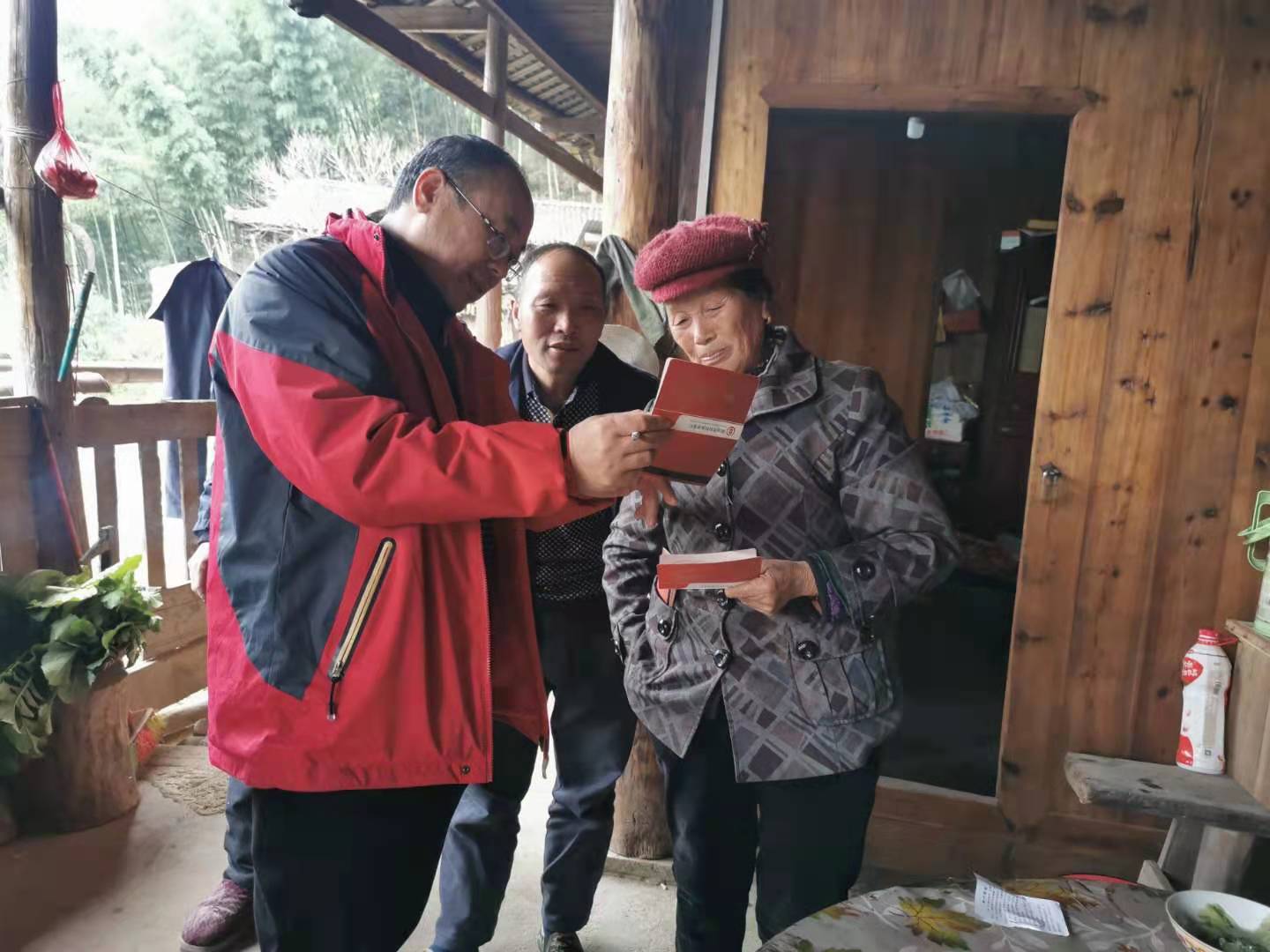 县统计局干部倾心走访结对帮扶贫困户(图1)