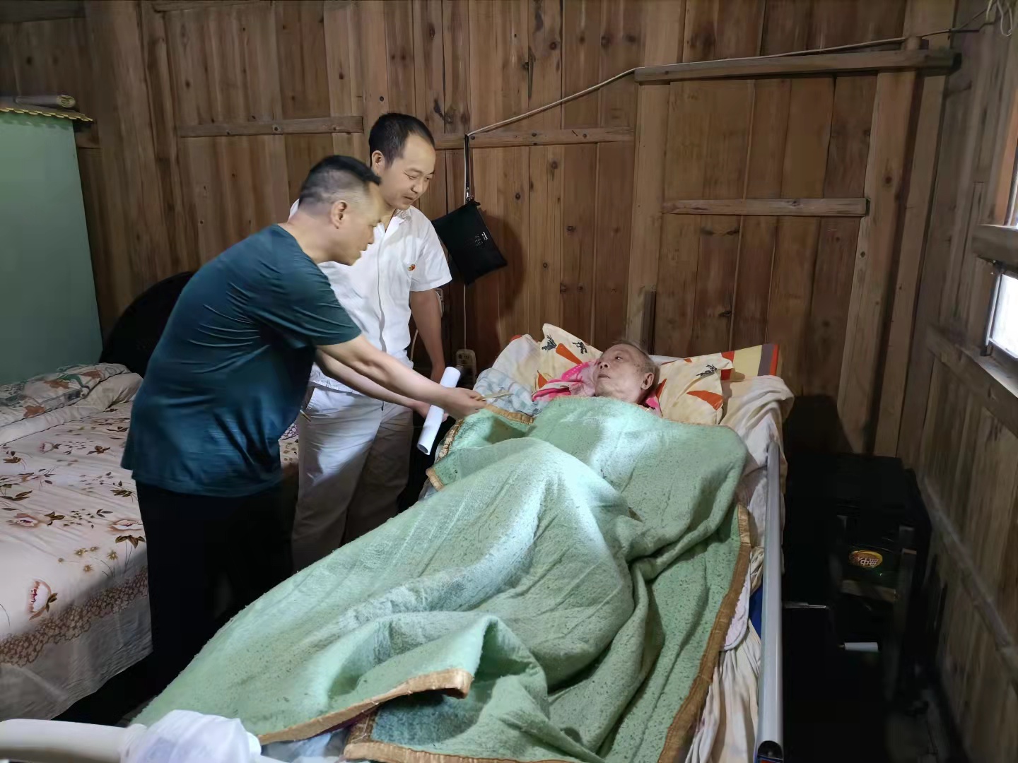 县统计局到乡村振兴帮扶村瓦屋塘镇枫门岭村慰问困难老党员(图1)
