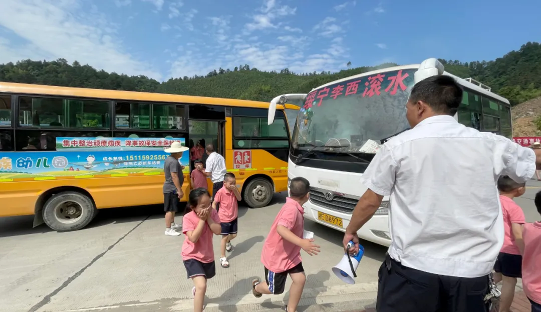 绥宁县认真组织道路交通事故应急救援演练(图2)