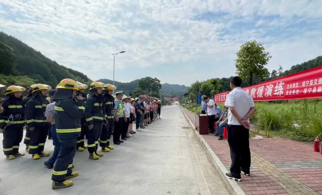 绥宁县认真组织道路交通事故应急救援演练(图1)
