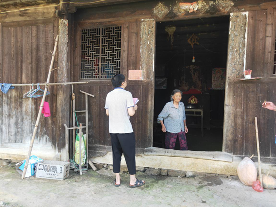 绥宁县卫健局深入芷田村开展平安创建走访宣传活动(图1)