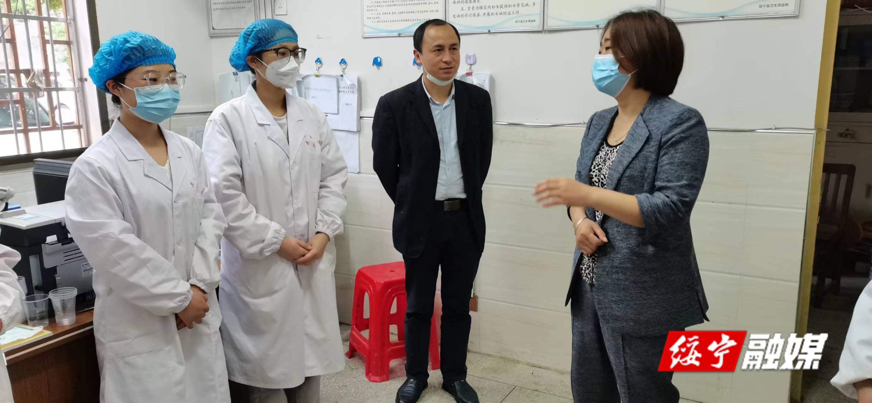 县卫健局慰问基层一线“白衣天使”(图1)