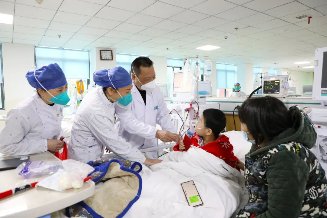 院领导带队看望慰问住院患者及坚守岗位的医务人员(图1)