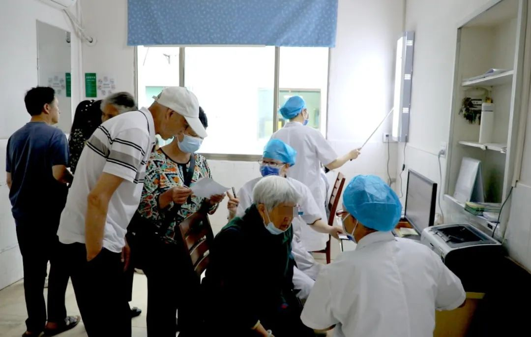 绥宁县人民医院举办第28个“全国爱眼日”义诊活动(图1)