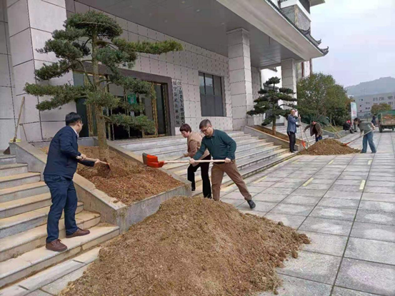 谢文远一行参加义务植树并调研全民健身服务中心(图1)