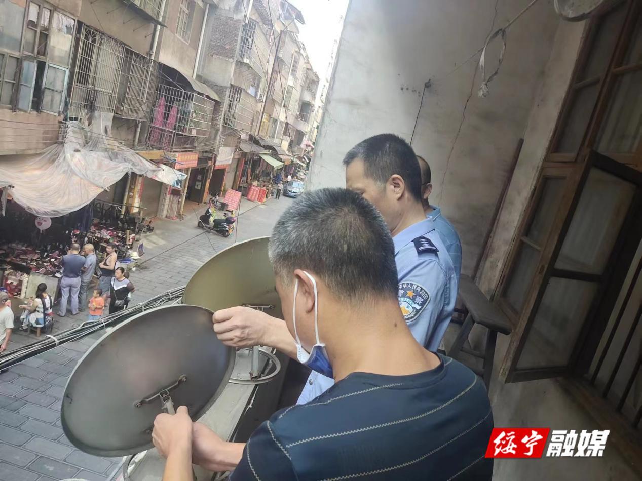 绥宁县重拳出击 严厉查处非法卫星地面接收设施(图1)
