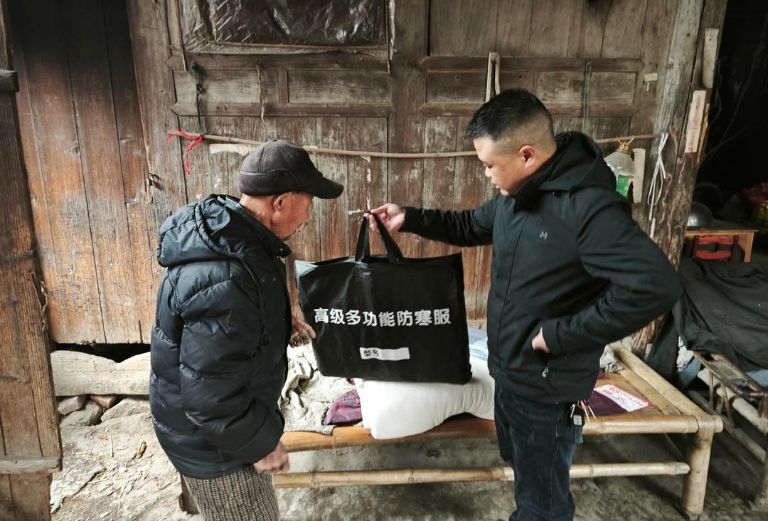 瓦屋塘镇：情系特困人员 走访慰问送关怀(图1)