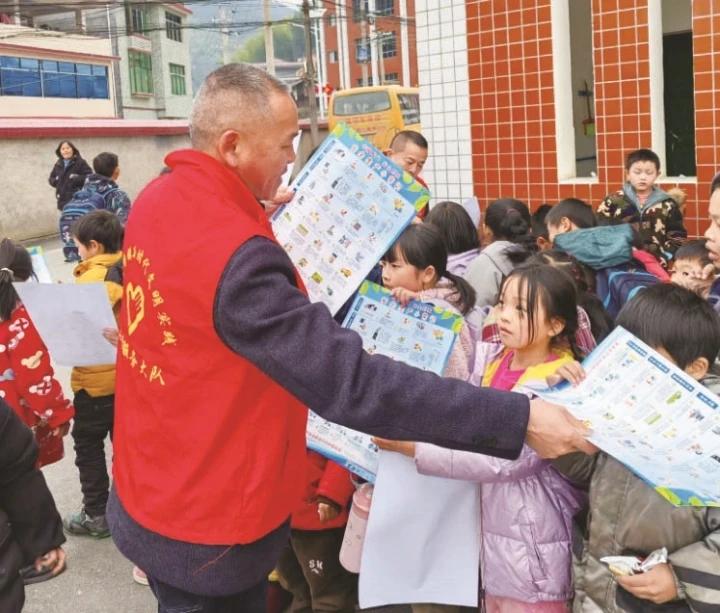 绥宁县瓦屋塘镇志愿“护学岗” 暖心护成长(图1)
