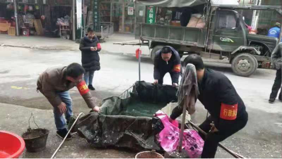 绥宁县应急管理局联合多部门全力整治马路市场(图2)