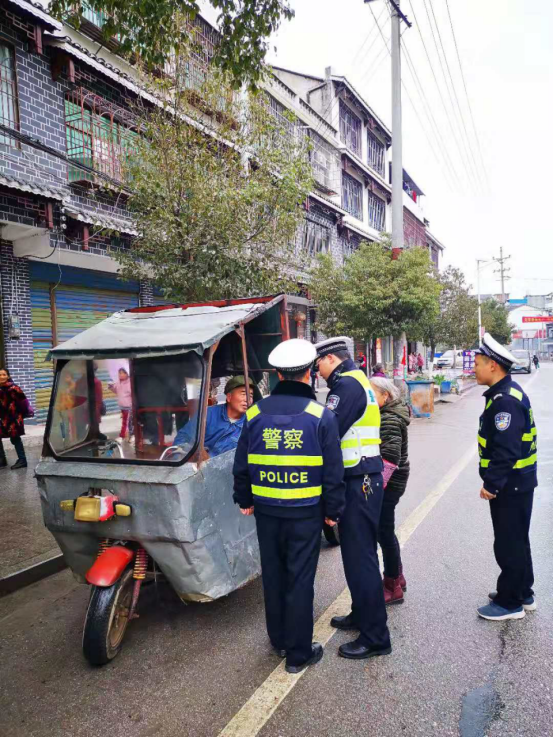 绥宁县应急管理局联合多部门全力整治马路市场(图3)