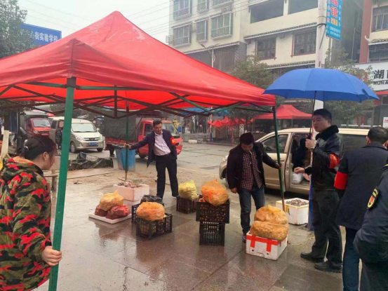 绥宁县应急管理局联合多部门全力整治马路市场(图5)