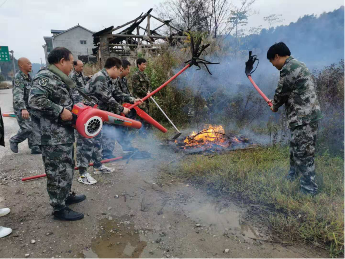 绥宁县：持续拉响橙色预警  筑牢森林“防火墙”(图1)