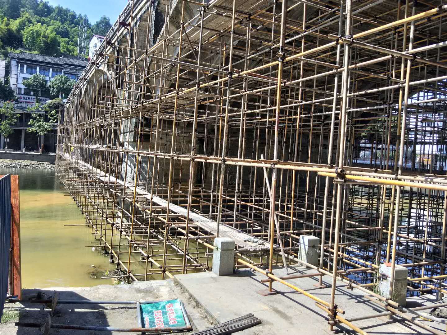 绥宁县住房和城乡建设局组织施工单位对长铺大桥进行维修施工(图1)