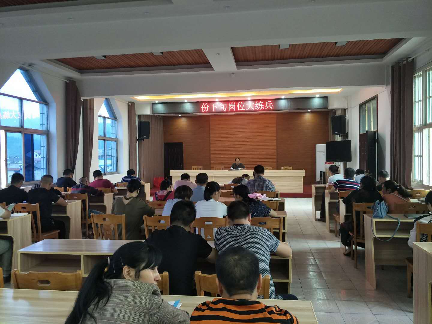 绥宁县自然资源局召开学习《习近平扶贫故事》暨5月下旬岗位大练兵会议(图2)