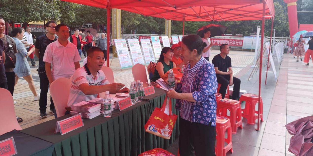 绥宁县自然资源局开展“安全生产月”咨询日活动(图2)