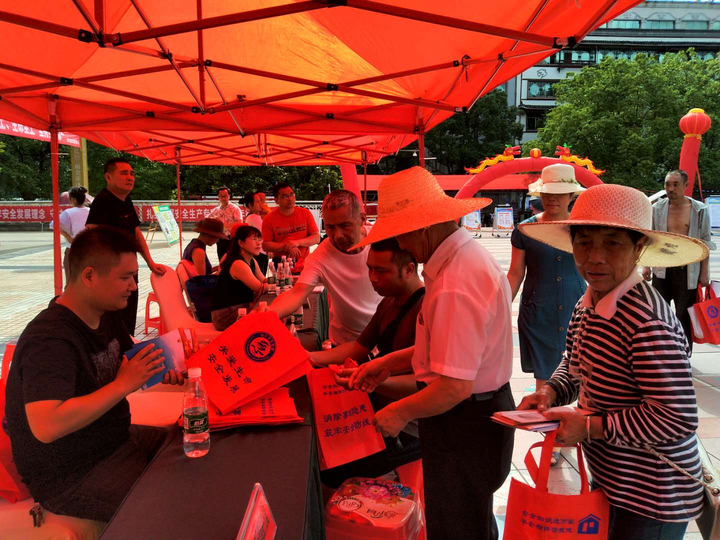绥宁县自然资源局开展“安全生产月”咨询日活动(图1)