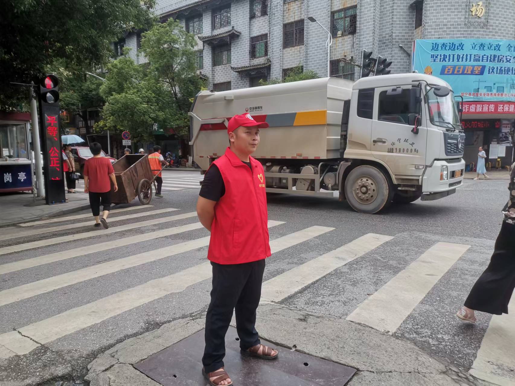 县自然资源局：党员志愿服务在岗文明交通劝导(图2)